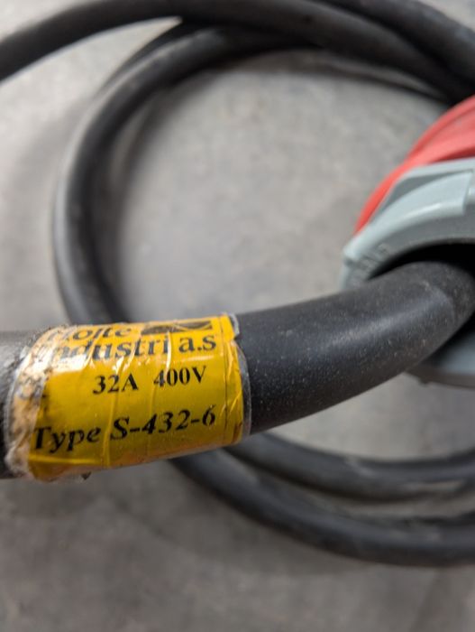 Cablu trifazic cu priza