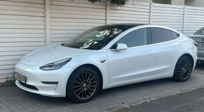 Tesla model 3, doual motor de vanzare