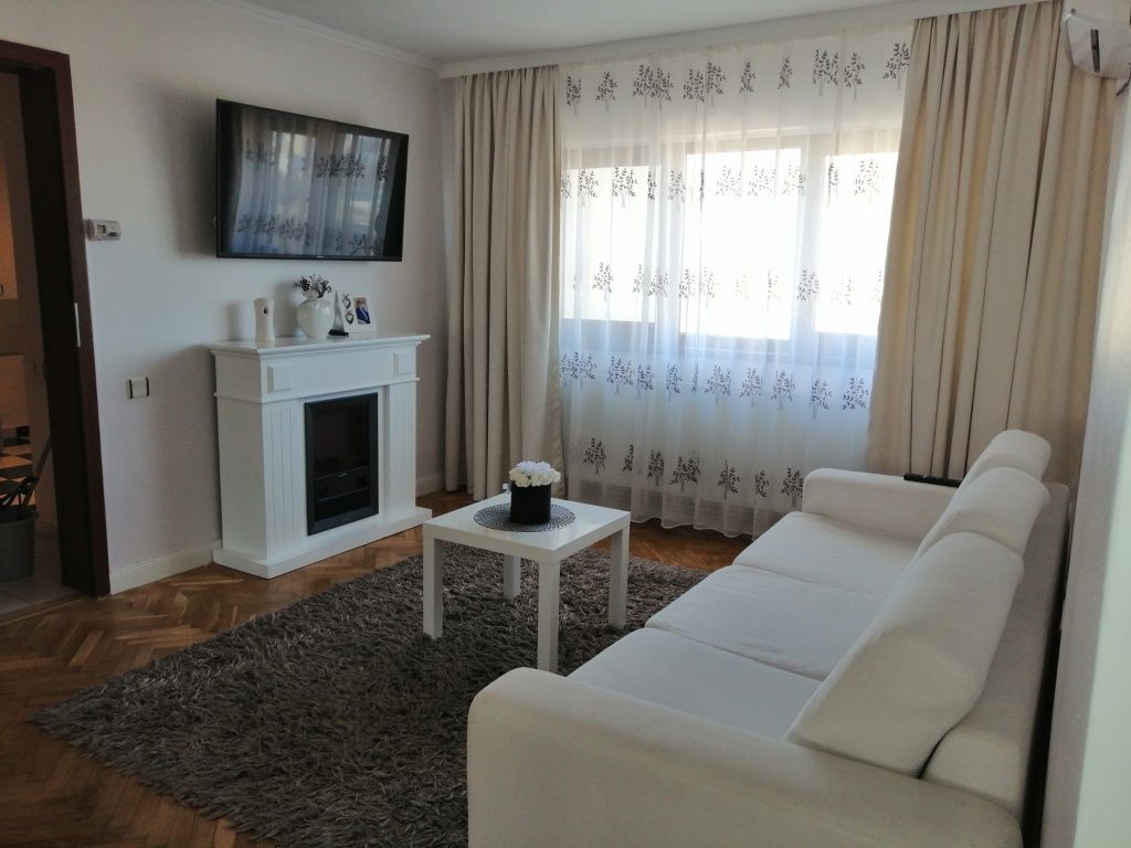 Vand apartament cu 3 camere zona centrală