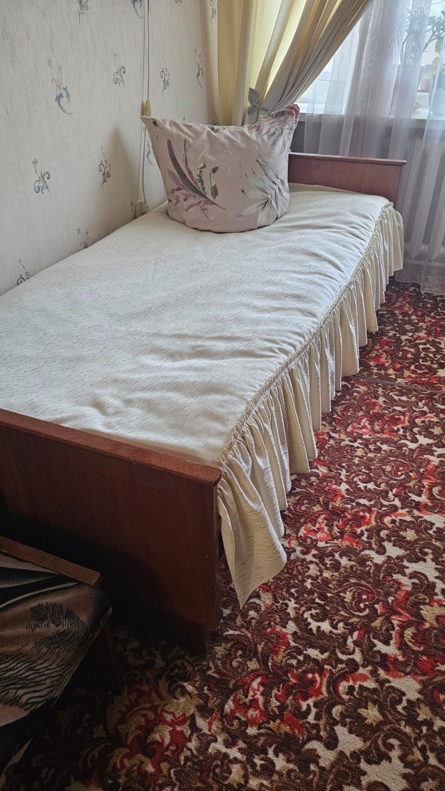 Продам кровать полутороспальную