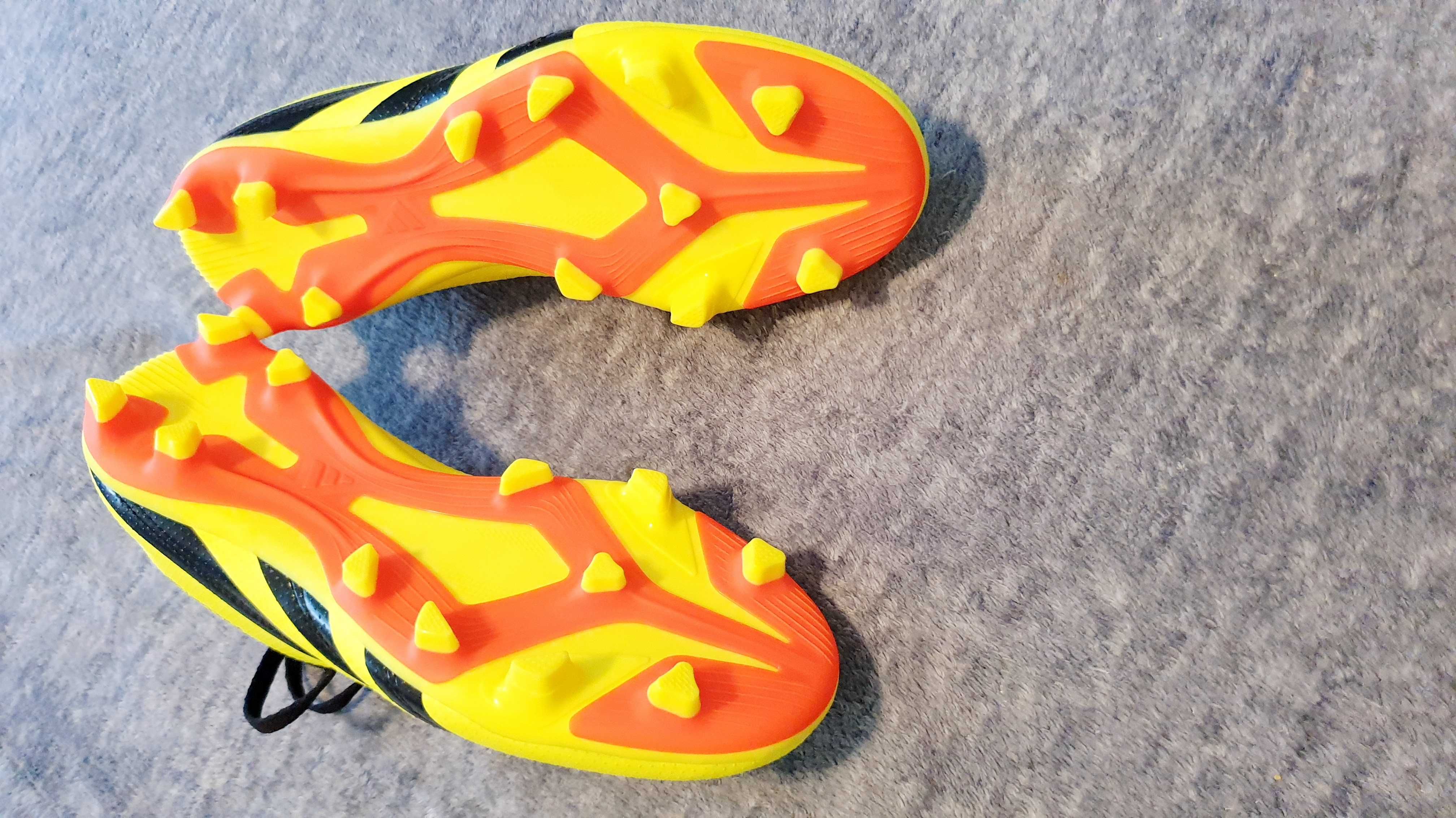 Ghete de Football Adidas Predator noi nouțe.