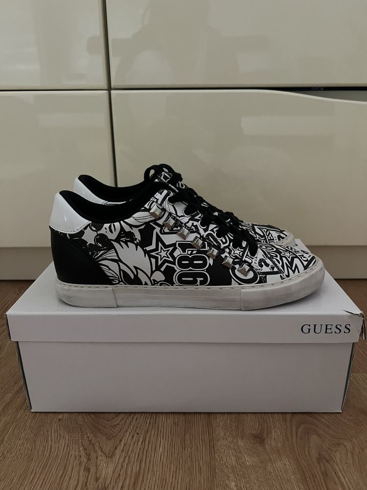 Обувки Guess