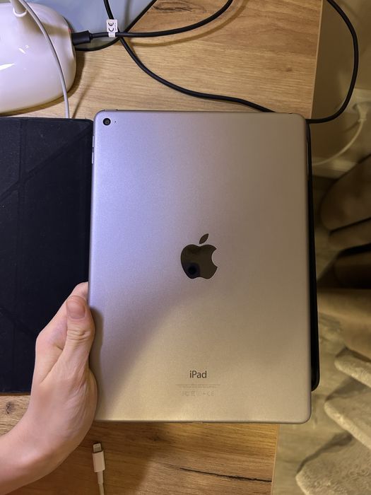 iPad Air 2 в хорошем состоянии