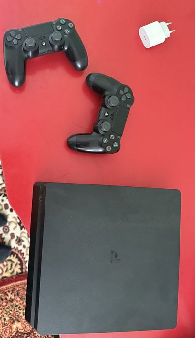 В продажи ps4 слим 500гб  состояния норм н