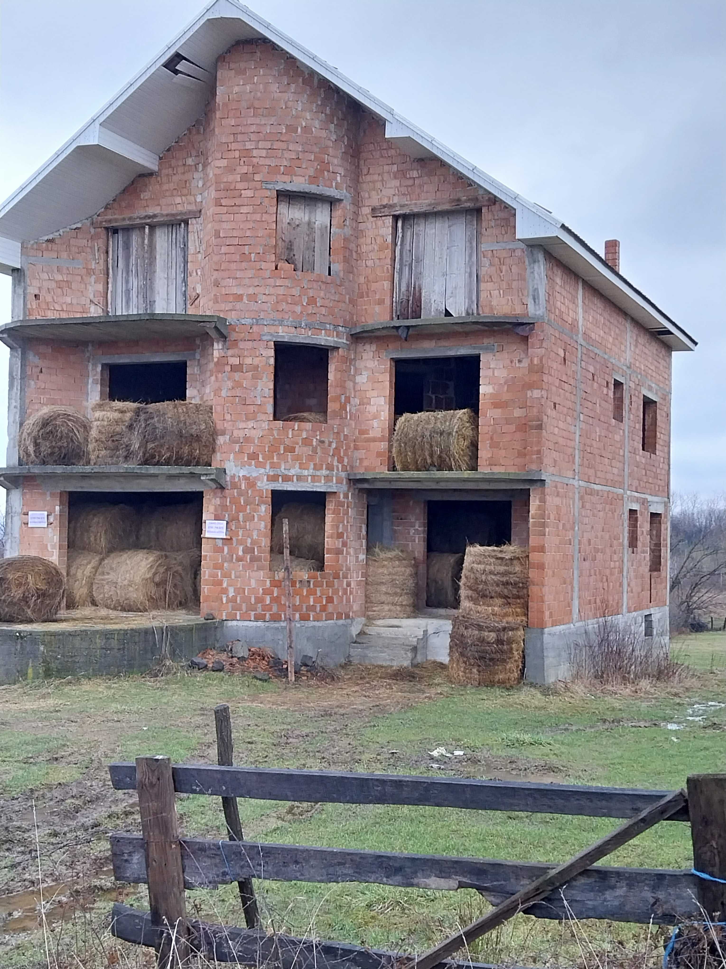 Casa in rosu de vanzare