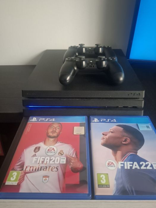Vand ps4 playstation pro cu 2 controlere
