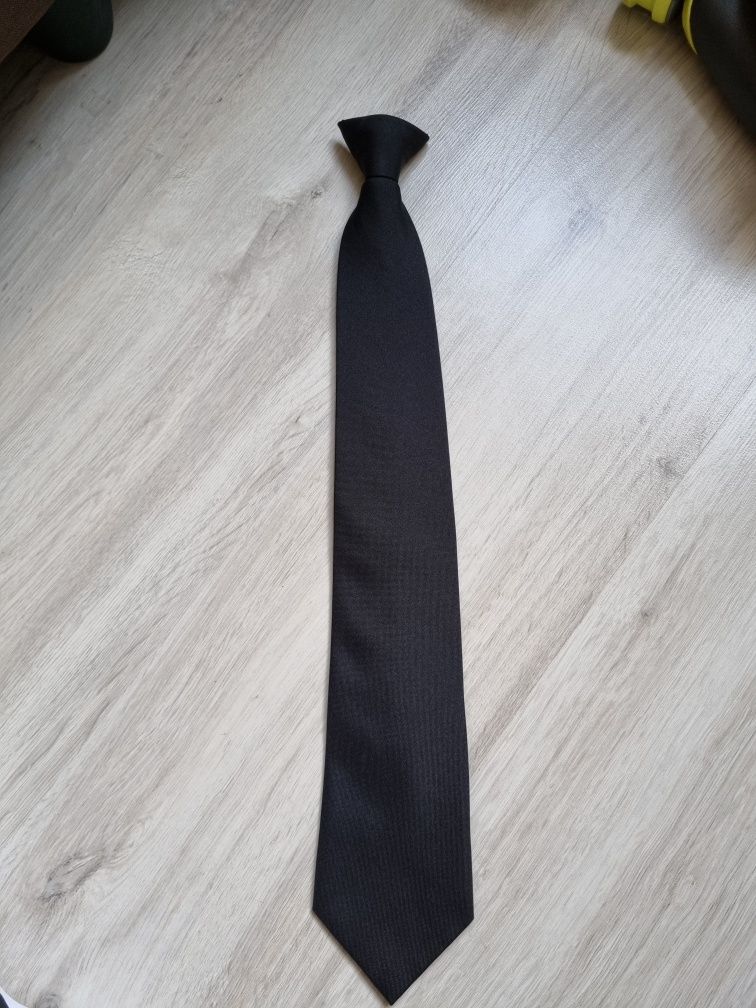 cravata neagra paznic securitate cu prindere cu clip pe guler camasa