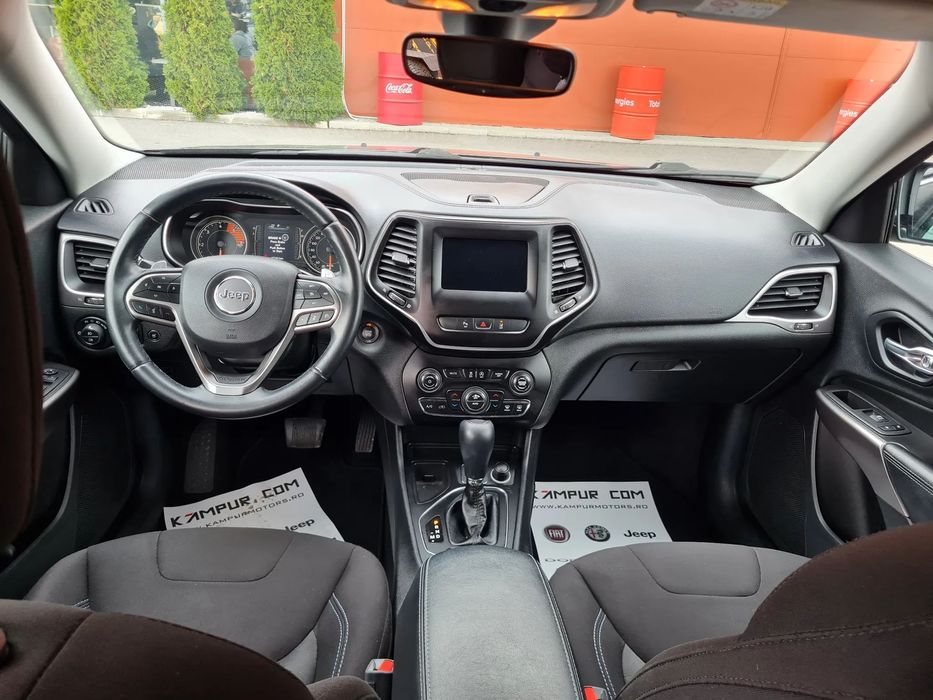 Jeep Cherokee Maina foarte bine intretinuta.