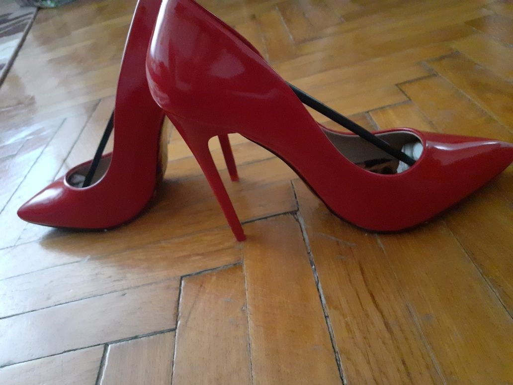 Pantofi stiletto