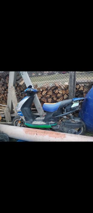 Vând scuter defect pentru piese