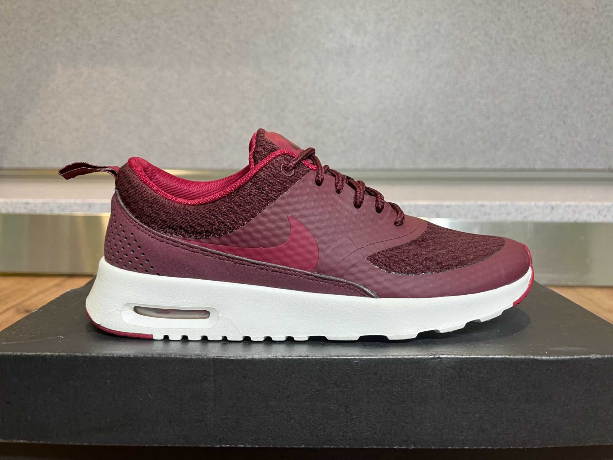 НОВО *** Оригинални Nike Air Max Thea Night Maroon/Nbl Red