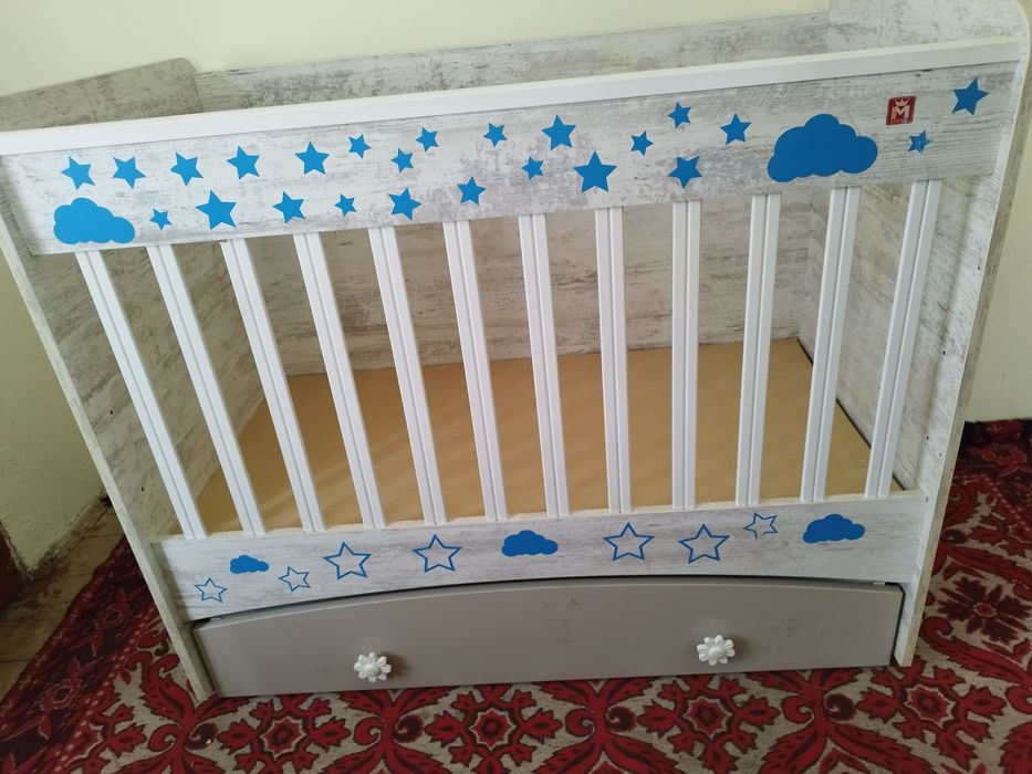 Детско креватче с люлеещ механизъм и шкаф