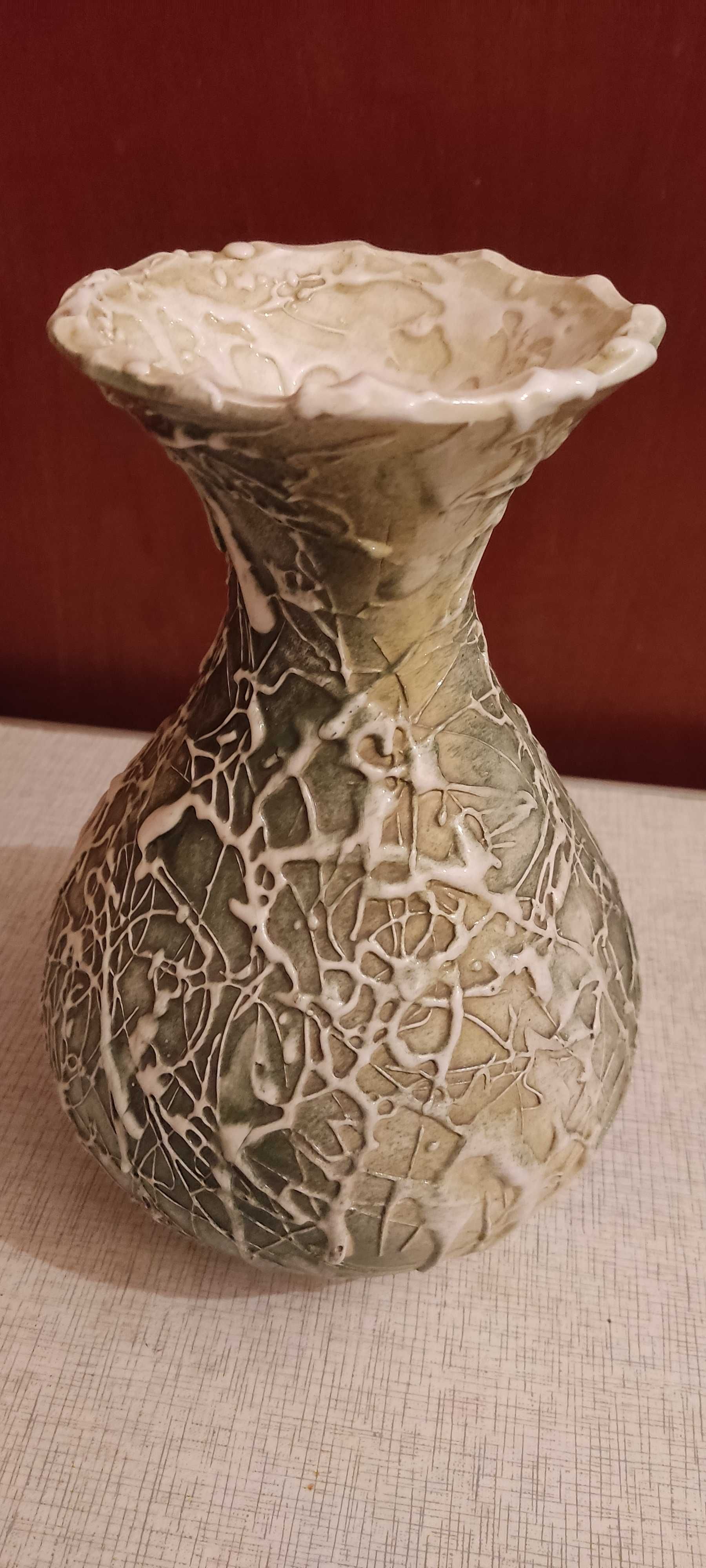Ръчно декорирана керамична ваза. Височина 27 см.