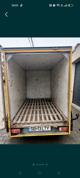 Remorcă carosată dublu ax.