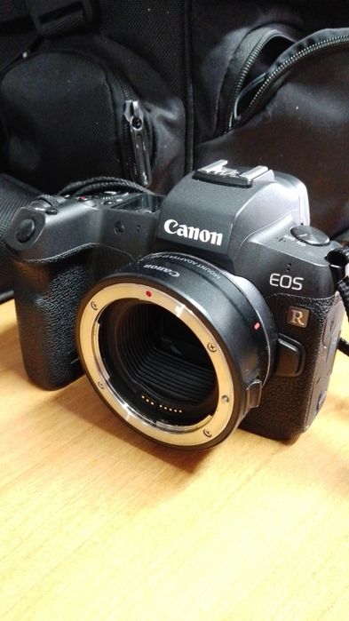Canon eos R(переходник, две батарейки, зарядное устройство)