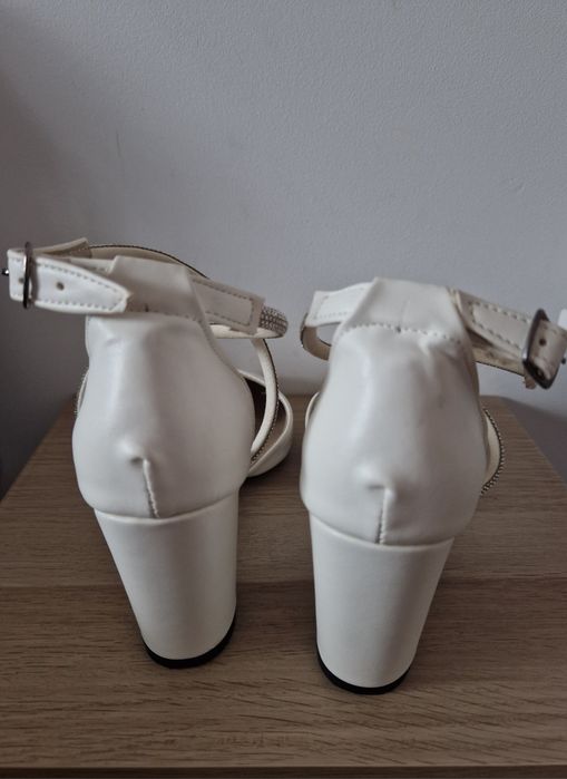 Vând pantofi albi