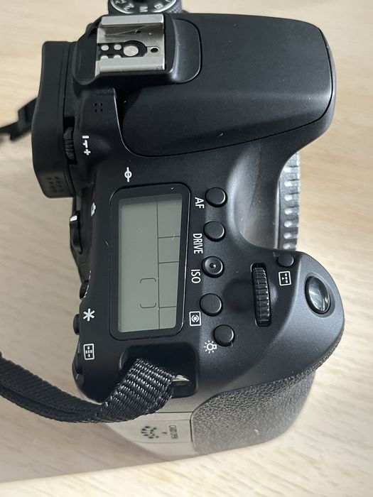 CANON EOS 70D kit complet 4000 de cadre Blitz 2 obiective ca nou
