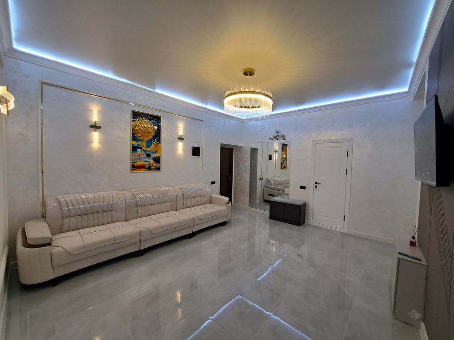 3 xonali kvartira sotiladi + katta hall