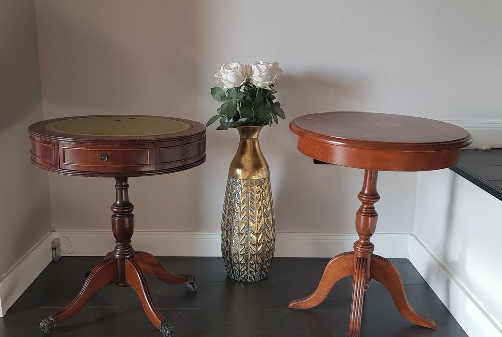 Măsuță veche pentru cafea