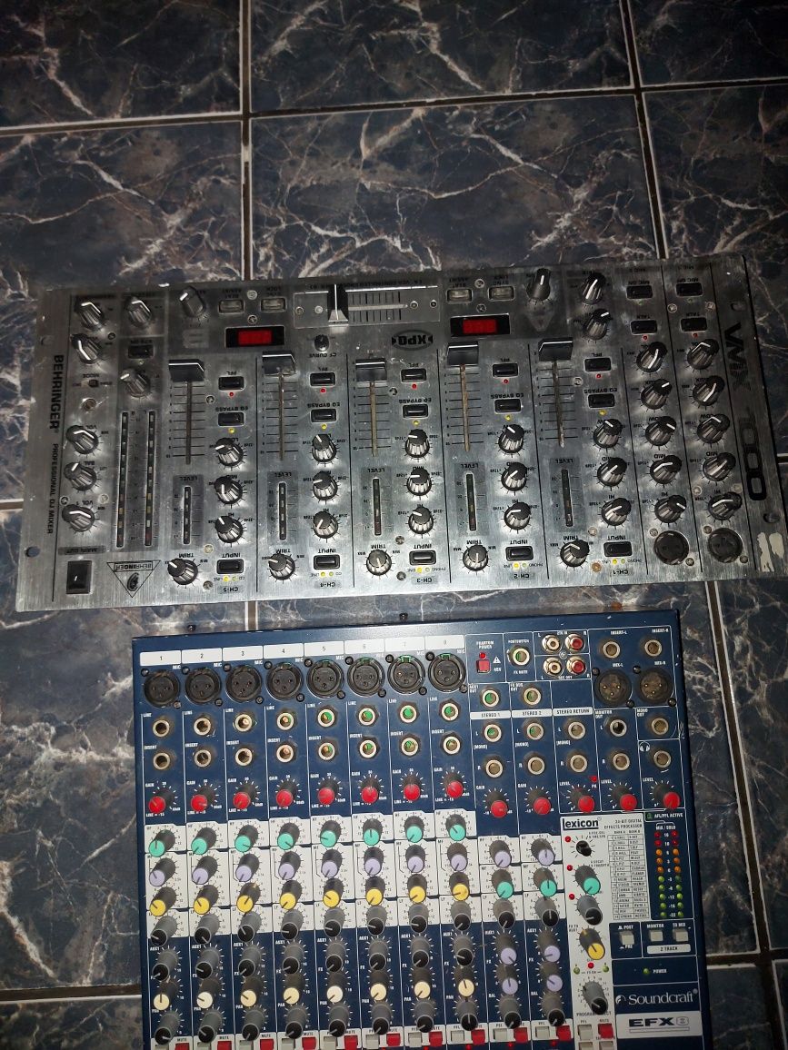 Mixere orizontale Soundcraft EFX8.Behringer VMX 1000