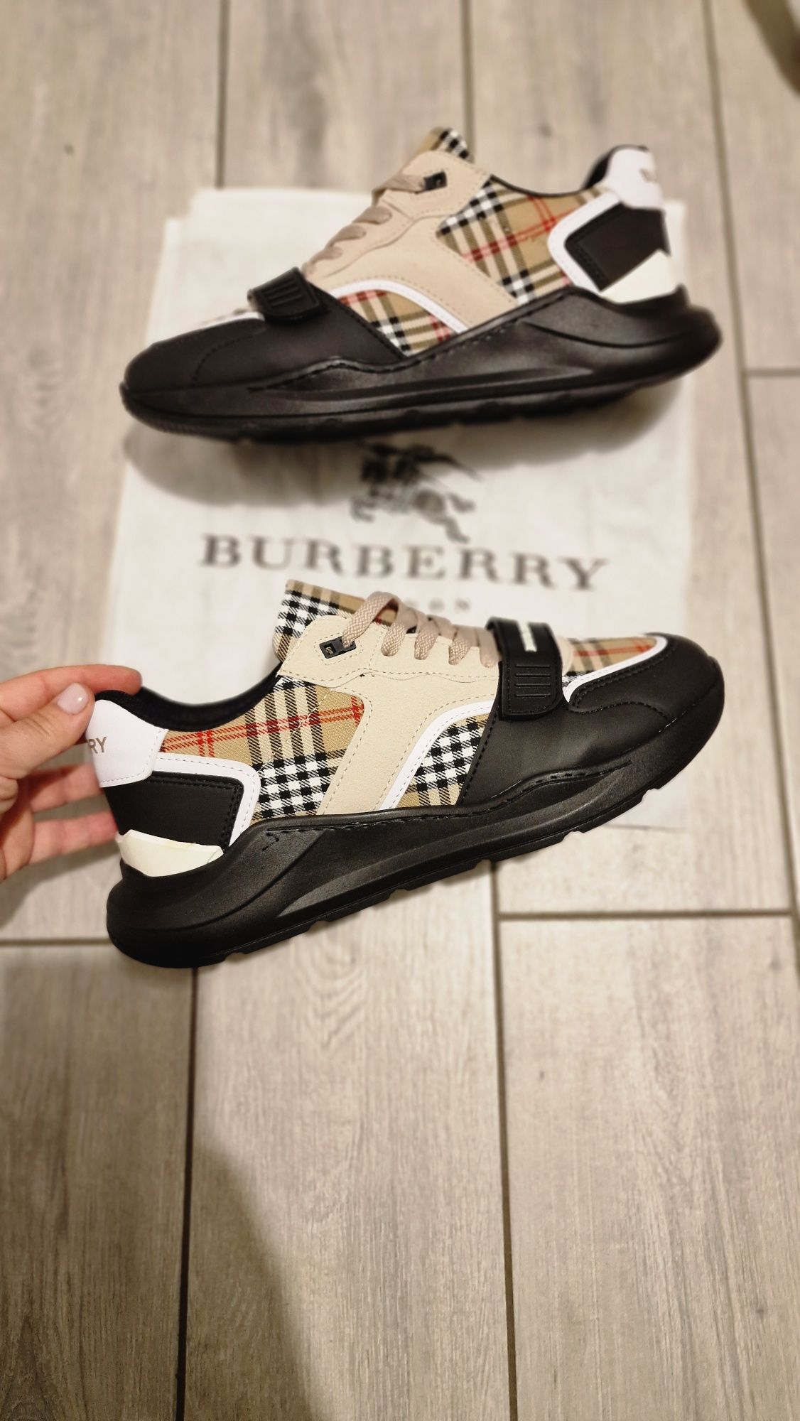 Adidași Burberry Classic Edition, stoc limitat