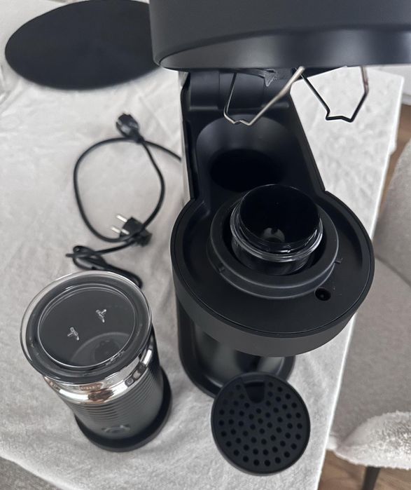 Espressor Vertuo Next C negru mat și Aeroccino 3 negru.