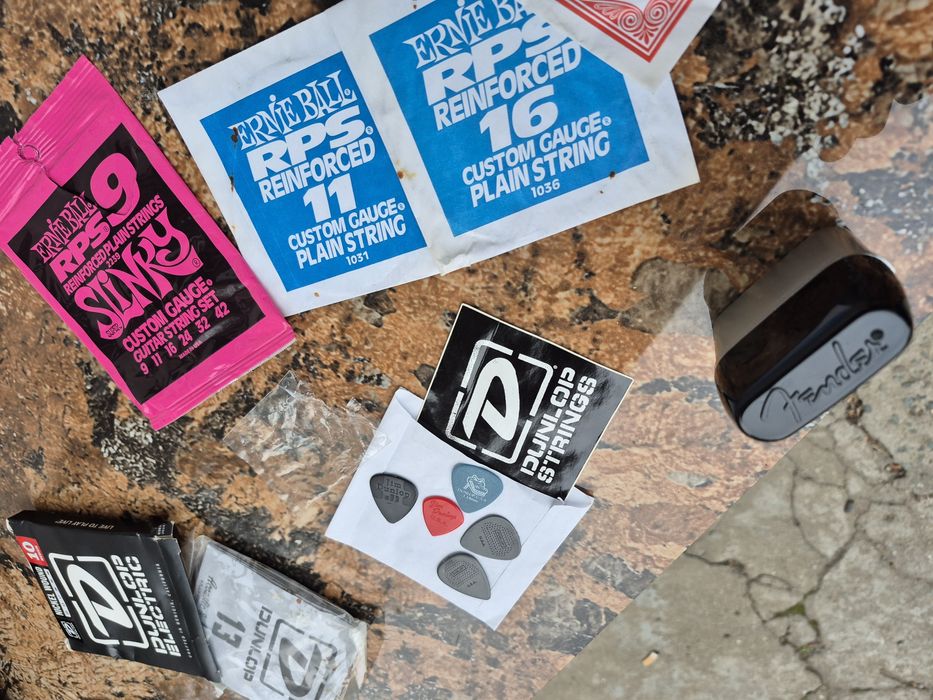 Vând accesorii pentru chitara, Dalop toate la pachet 


Atentie !!!

-