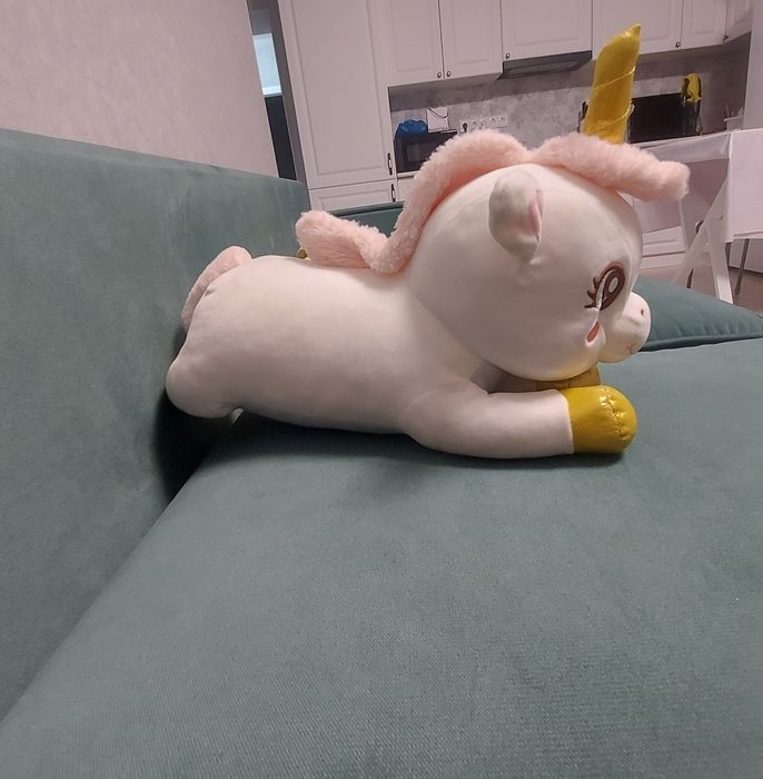 Мягкая игрушка в виде единорога.