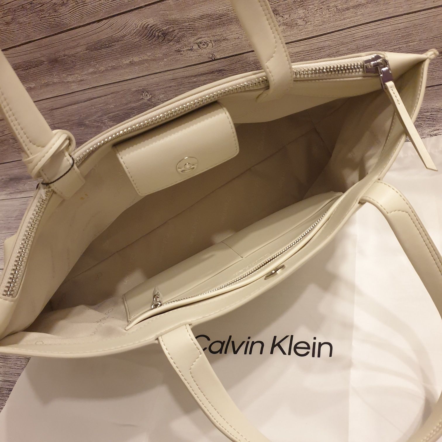 Calvin Klein чисто нова чанта