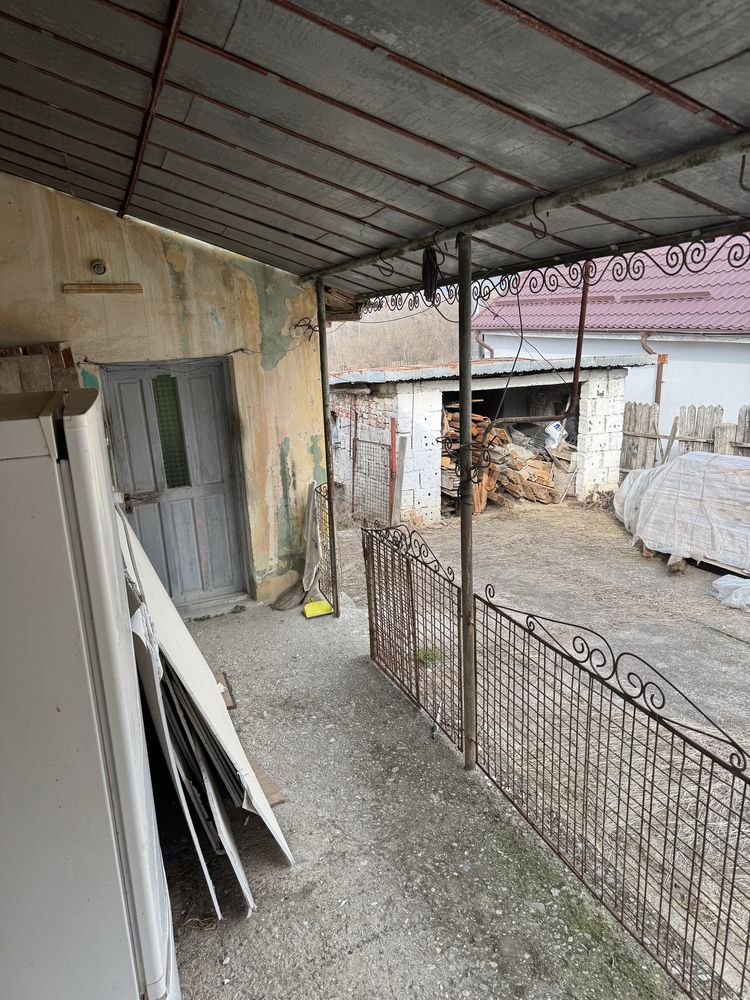 Casă bătrânească de vânzare – teren generos, zonă liniștită –Sutesti