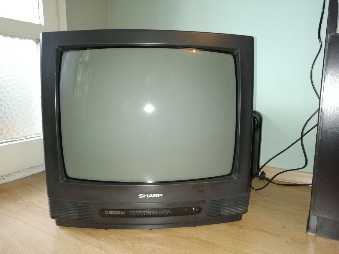Телевизор SHARP с работещо  оригинално дистанционно.