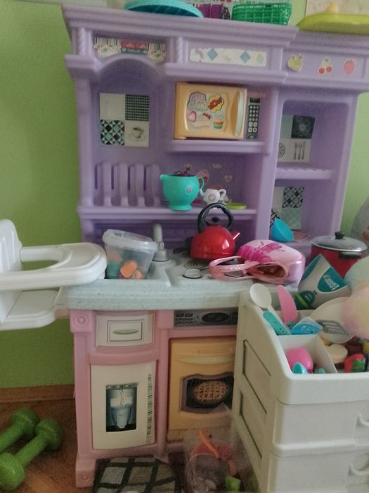 Детска кухня и сет с най -различни принадлежности за малките готвачи
