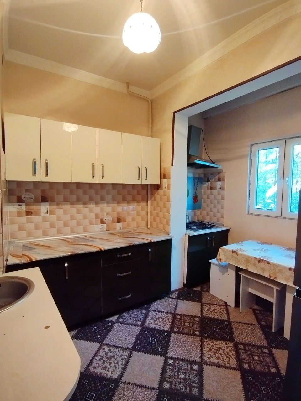 Мирзо Улугбек Метроси ёнида квартира