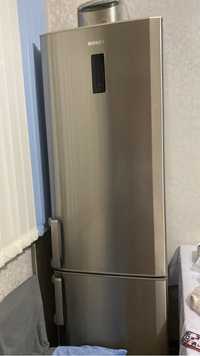 Холодильник  серого цвета высота 2м 10см