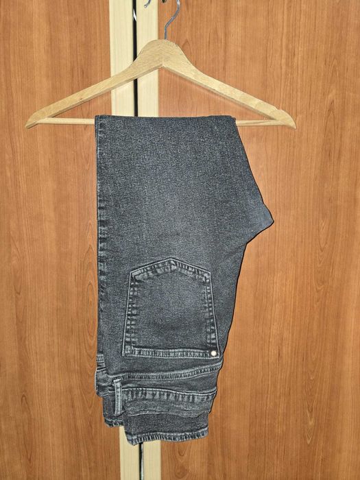 Blugi gri H&M, model Skinny Fit – croi modern