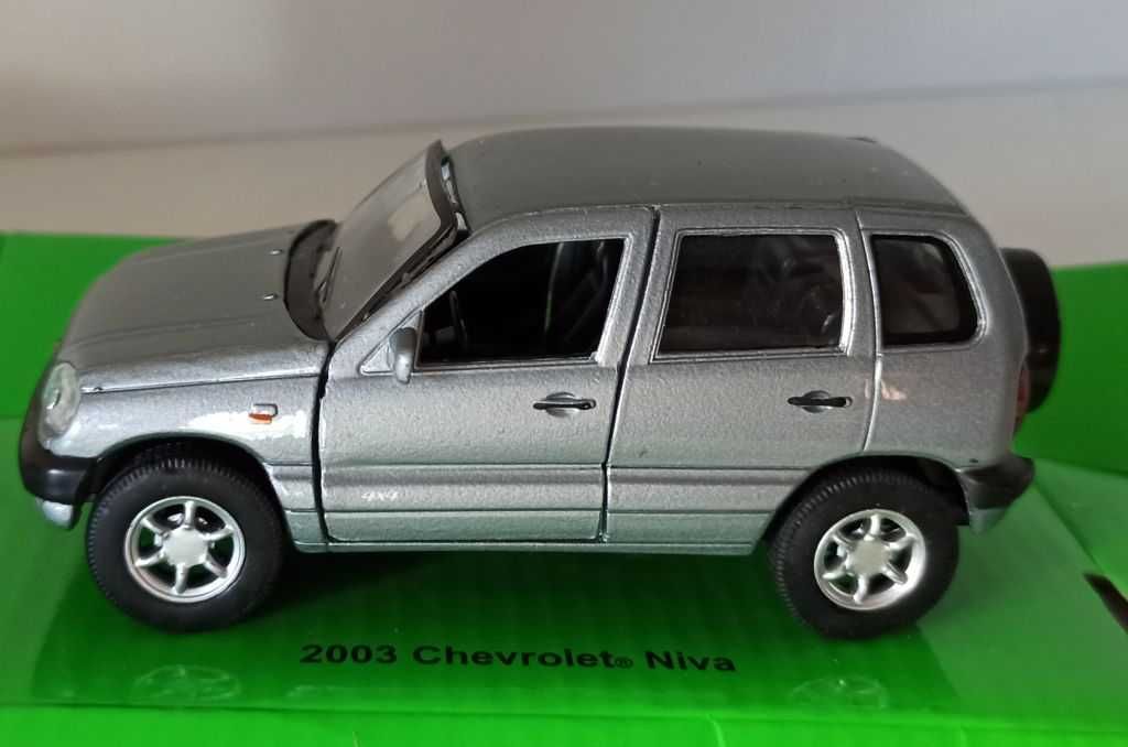 Macheta Chevrolet Niva 2003 (Lada Niva 2 - VAZ-2123) silver Welly 1/36