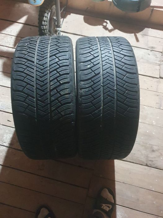 Vand 2 cauciucuri de iarna
