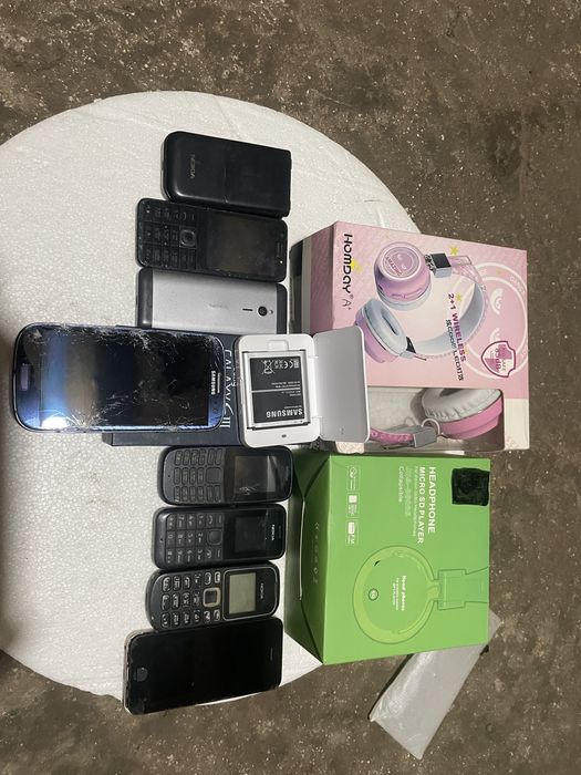 Telefon va orginal naushniklar