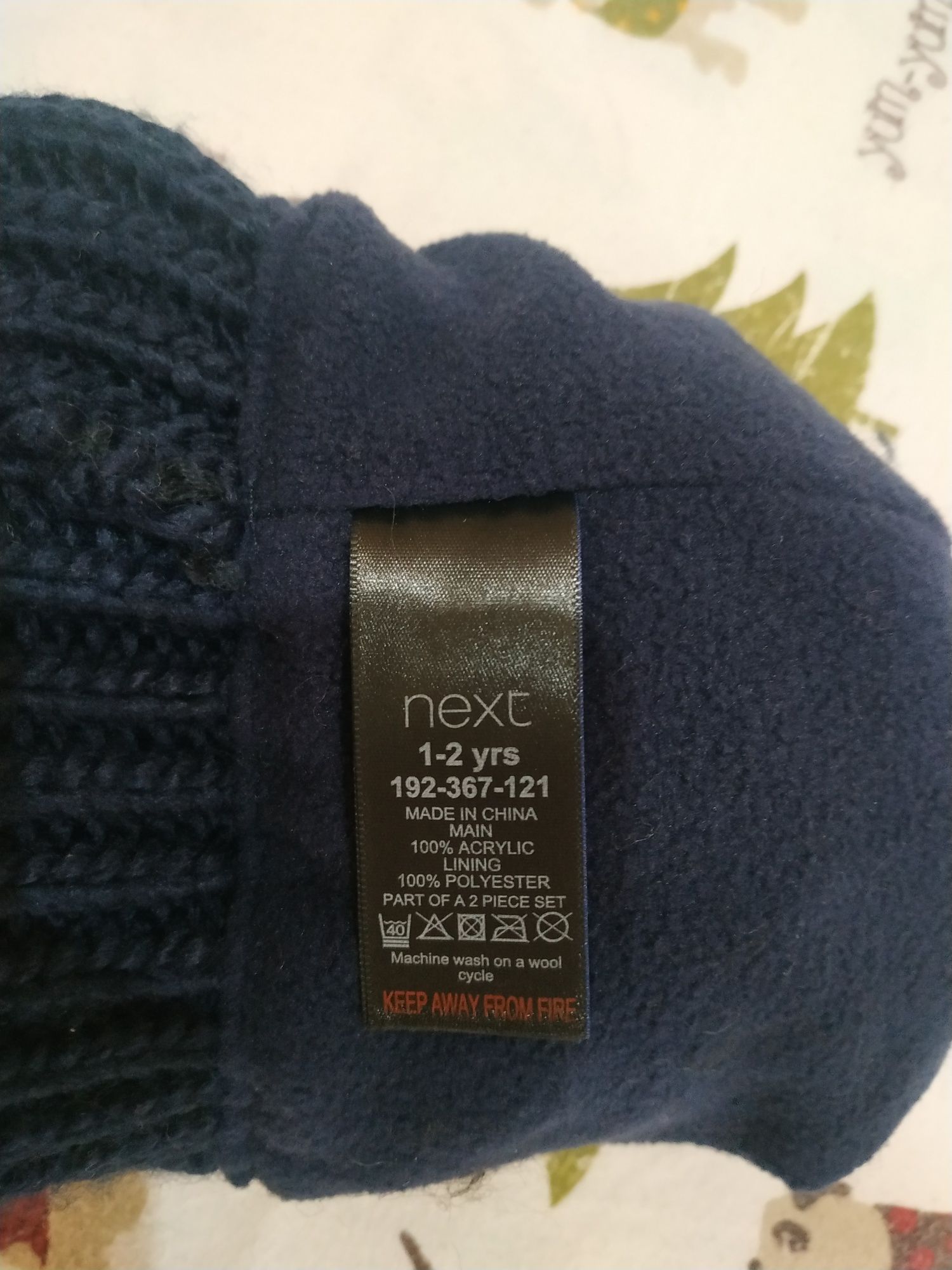 Продам шапку с варежками Next