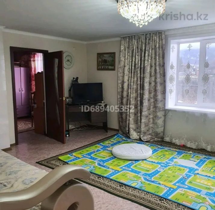 Катон-Қарағай ауылында үй сатамын. спальная комната-2, зал, гостинная,