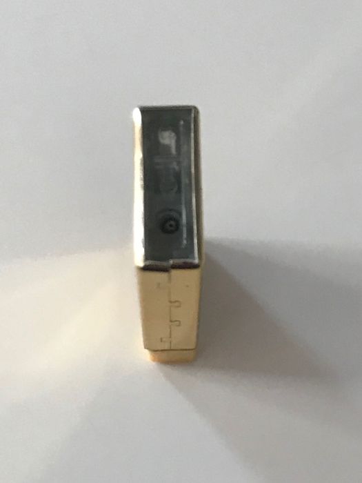 Златиста запалка  против вятър