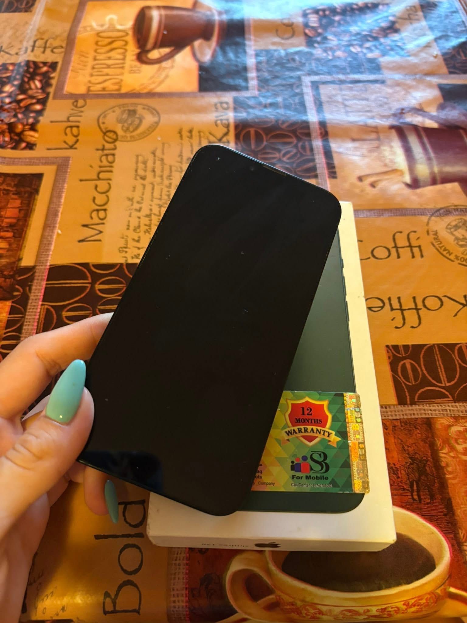 iPhone 14 в комплект с 4 протектора и чисто нов кабел