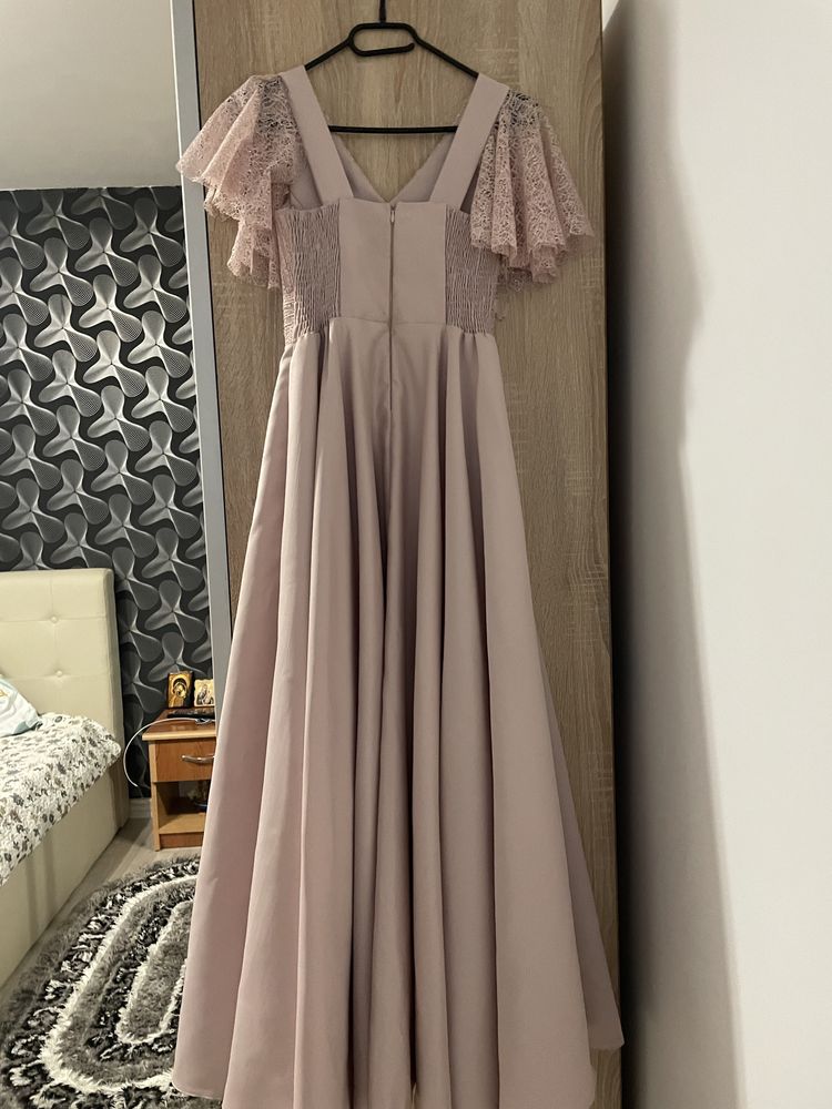 Rochie de seara lunga pe culoare roz deschis