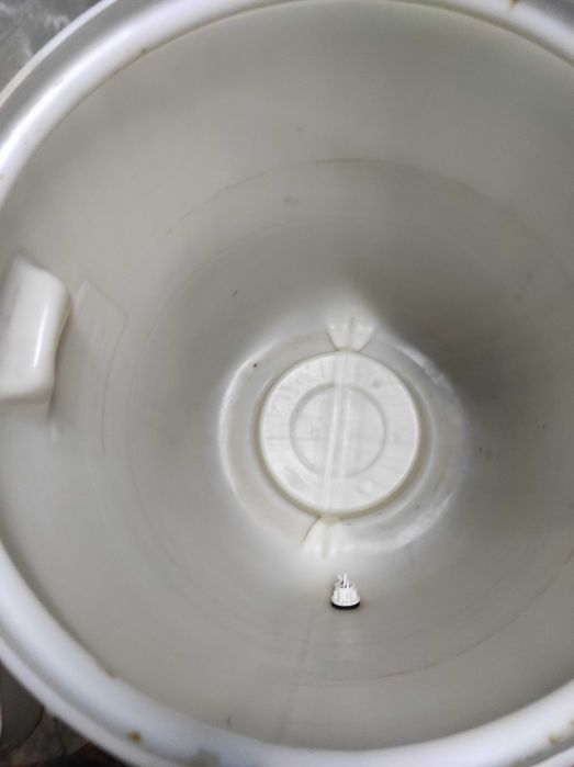 Два пластмасови бидона с канелки, по-голям и по-малък