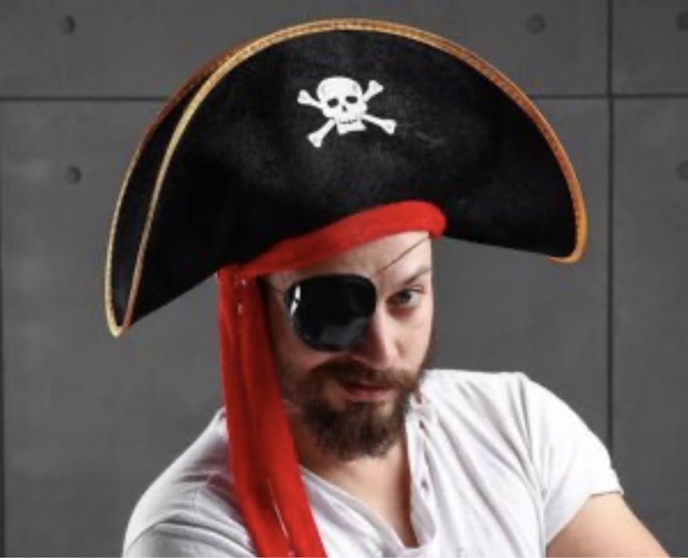 Шляпа Пирата с золотистой тесьмой и красной лентой
