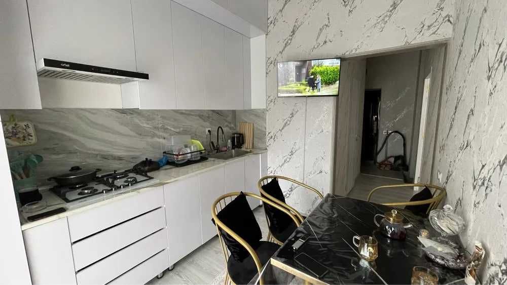 Срочно продается квартира 3/1/4 в сергели грен хаус 80 кв,м 83000$