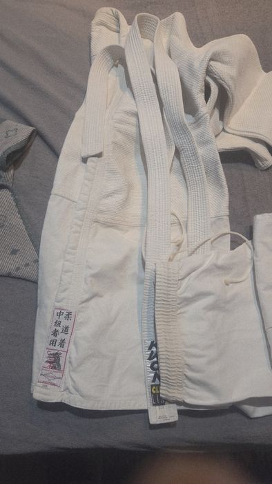 Costum karate impecabil