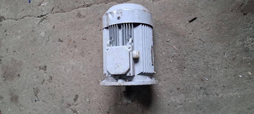 Vând motor electric NOU 4.25 KW 220/380