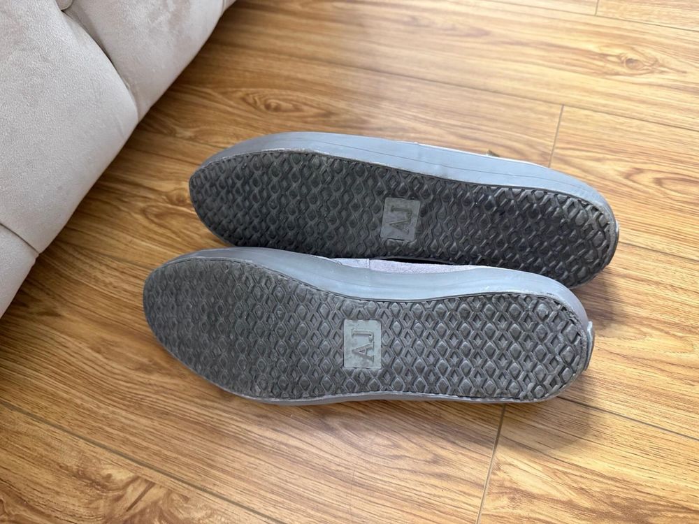 Mocasini gri.       .