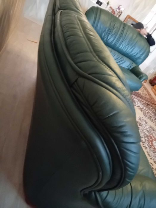 Canapele  pele naturală combinată cu lemn cireș.